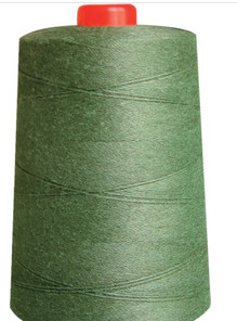 Dickflüssiges Garn Lenzing, das für Kleid und Hauptgewebe strickt