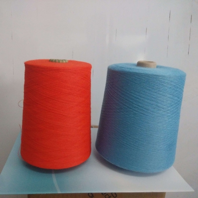 Dickflüssiges Garn Lenzing, das für Kleid und Hauptgewebe strickt
