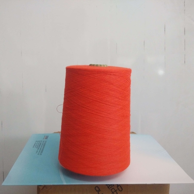 Dickflüssiges Garn Lenzing, das für Kleid und Hauptgewebe strickt