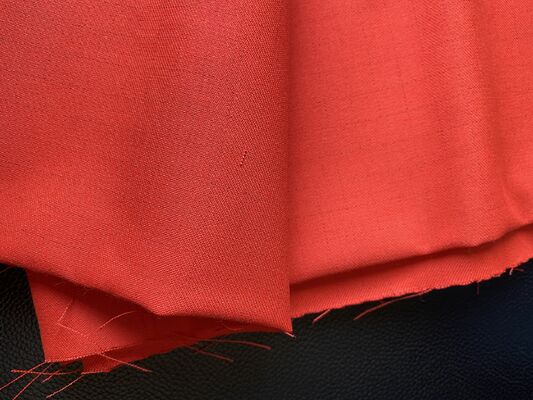 Farbechtheit der Stufe 5: Meta-Aramid-Gewebe, gewebter Twill, starkes, leichtes Material. Wird in Feuerwehranzügen und taktischen Uniformen verwendet
